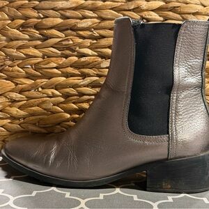 Silver Chelsea Reaction Kenneth Cole Leather Ankle Boots 8/39